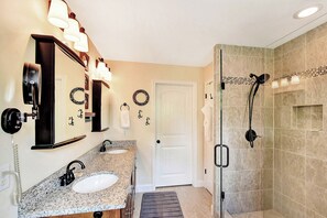 Combined shower/bathtub, hair dryer, towels - Wonderful 3 bed/2 bath Cottage in Glynn Haven (St. Simons Island)