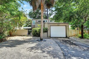 Property grounds - Wonderful 3 bed/2 bath Cottage in Glynn Haven (St. Simons Island)
