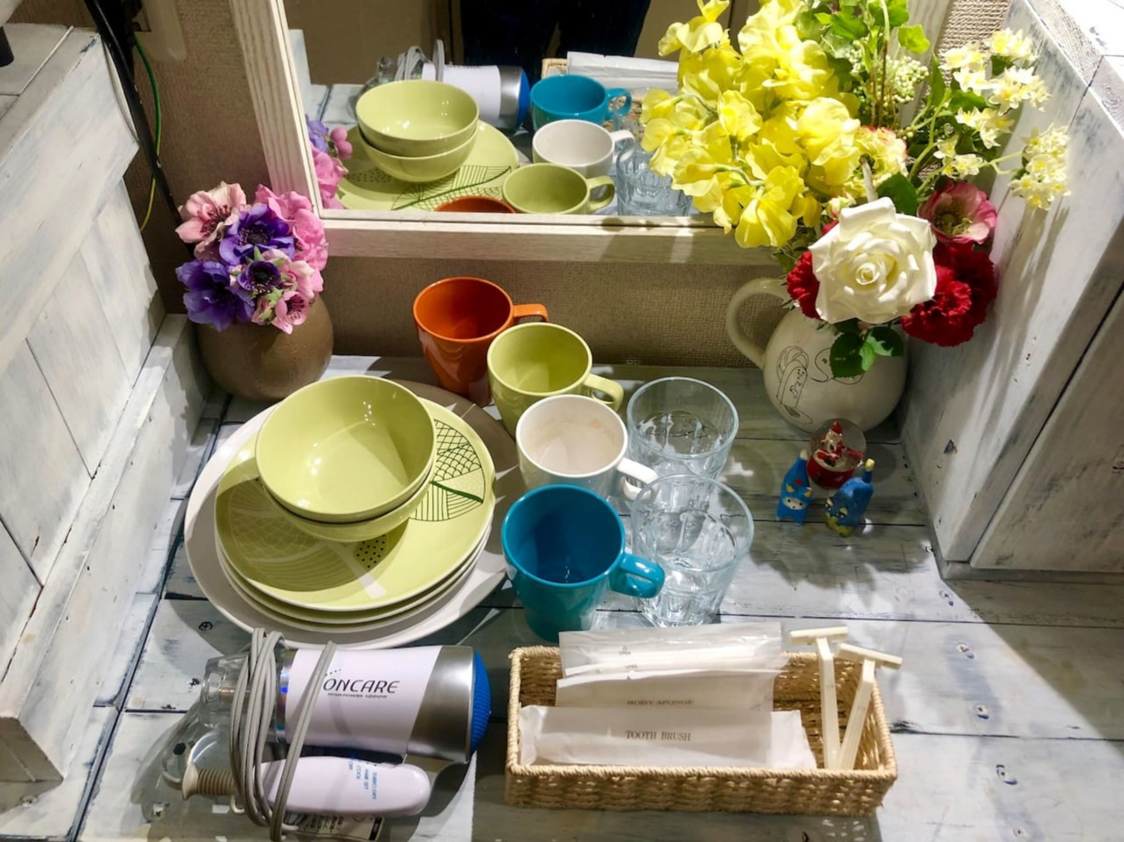 Una mesa con diferentes platos, vasos y una botella de agua.