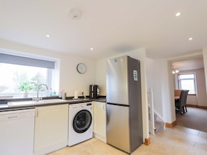 Cottage | Private kitchen | Fridge, dishwasher, electric kettle, toaster - Nanville (Beauly)