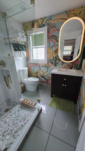 Een douche, een haardroger, handdoeken, zeep