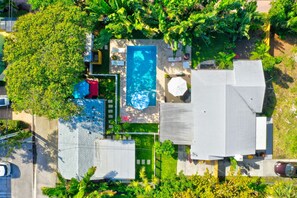 Utomhuspool och uppvärmd pool