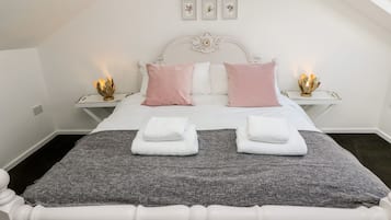 Cottage | 3 bedrooms, individually decorated, individually furnished, free WiFi