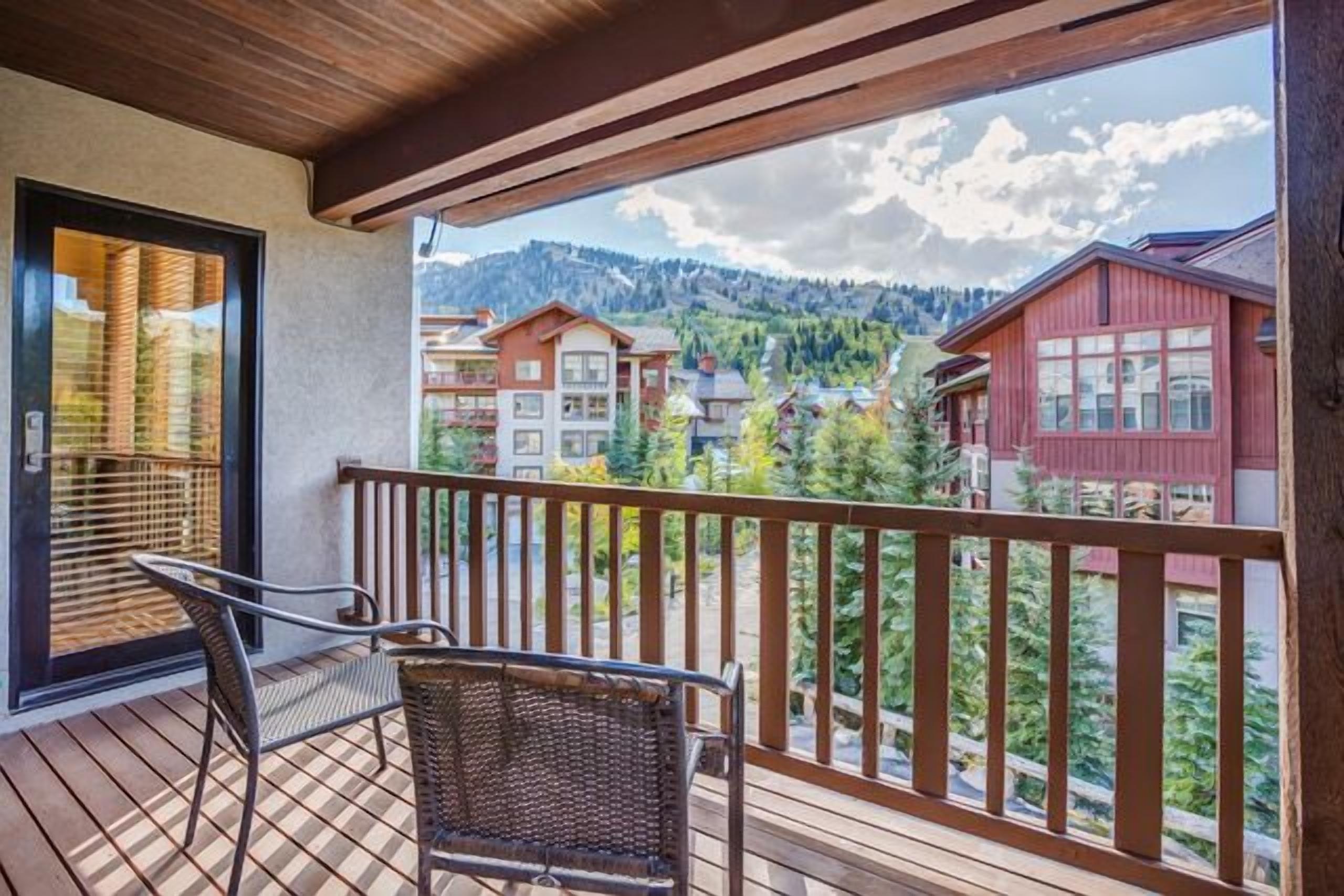 First Tracks Townhome - Deluxe Ski-in/Out with 2-Car Garage and Club Access