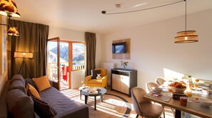 Living area - Wifi, 90m from ski slopes, fitness, swimming pool, terrace, balcony, tv, 35m² (Orcières)