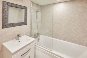 Baignoire, sĂšche-cheveux, serviettes fournies, shampoing