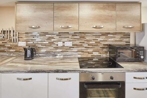 Réfrigérateur, four à micro-ondes, un four, surface de cuisson