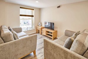 Téléviseur, lecteur de DVD, bureau