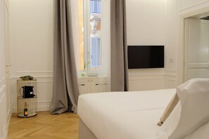 高級雙  人房 | 意大利 Frette 床單、高級寢具、羽絨被、特厚豪華床墊