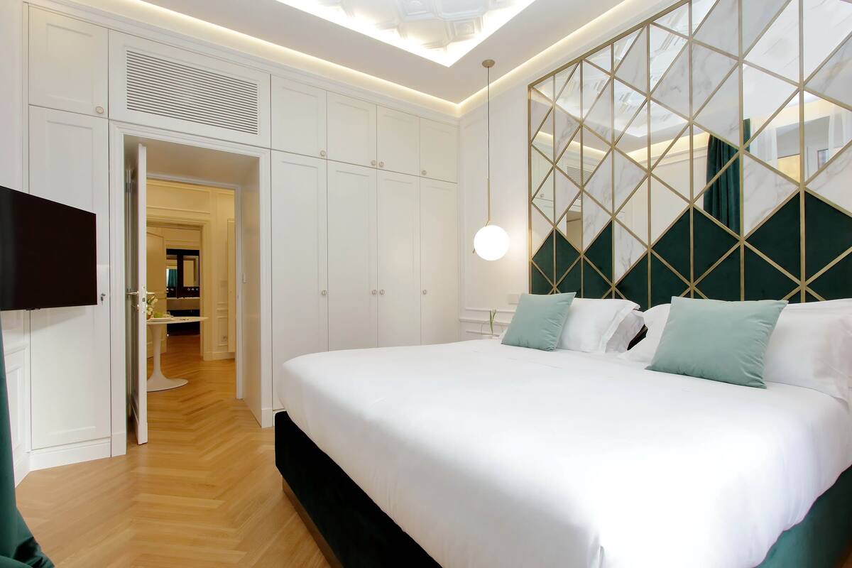 Deluxe Apartment | Frette Italian sheets, premium bedding, down comforters, pillowtop beds