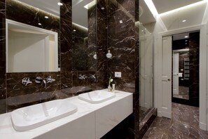 Shower, rainfall showerhead, designer toiletries, hair dryer - Domna Luxury Suites (Rome)