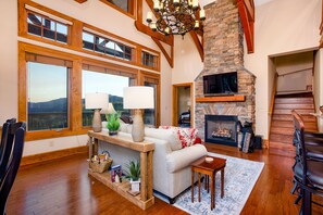 Smart-TV, Kamin, Bücher