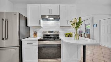 Køleskab, mikrobølgeovn, ovn, kogeplade