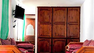 4 bedrooms, WiFi, bed sheets