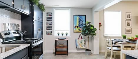 Réfrigérateur, four à micro-ondes, un four, surface de cuisson