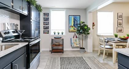 Downtown Lake Geneva- New York Suite |Big Apple Themed |Near Restaurants & Boutiques |Onsite Parking