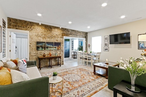 Downtown Lake Geneva New York Suite Walk to Beach Dining Shops Sleeps 8