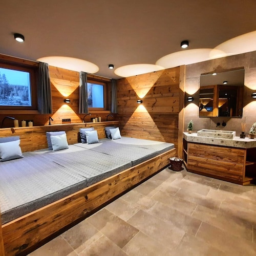 HAHNENKAMM SUITE / Ski-in Ski-out direkt an der Hahnenkammbahn.