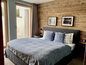 4 habitaciones, tabla de planchar con plancha y cuna de viaje 