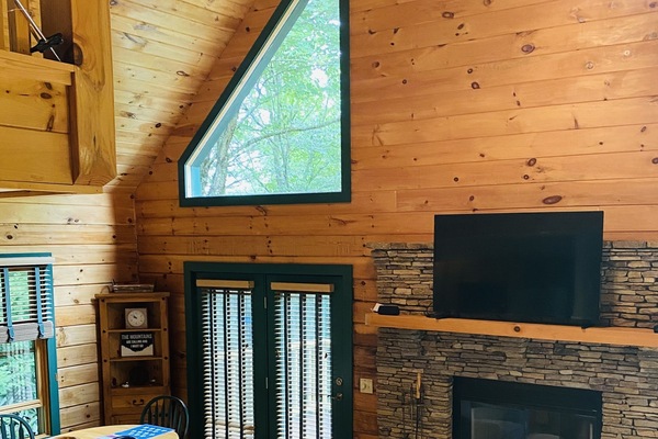 Smart TV, chimenea, estéreo