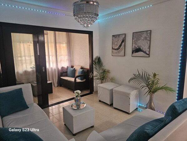 Smart TV, futbolito y biblioteca musical