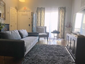 Smart-TV, Kamin, Bücher