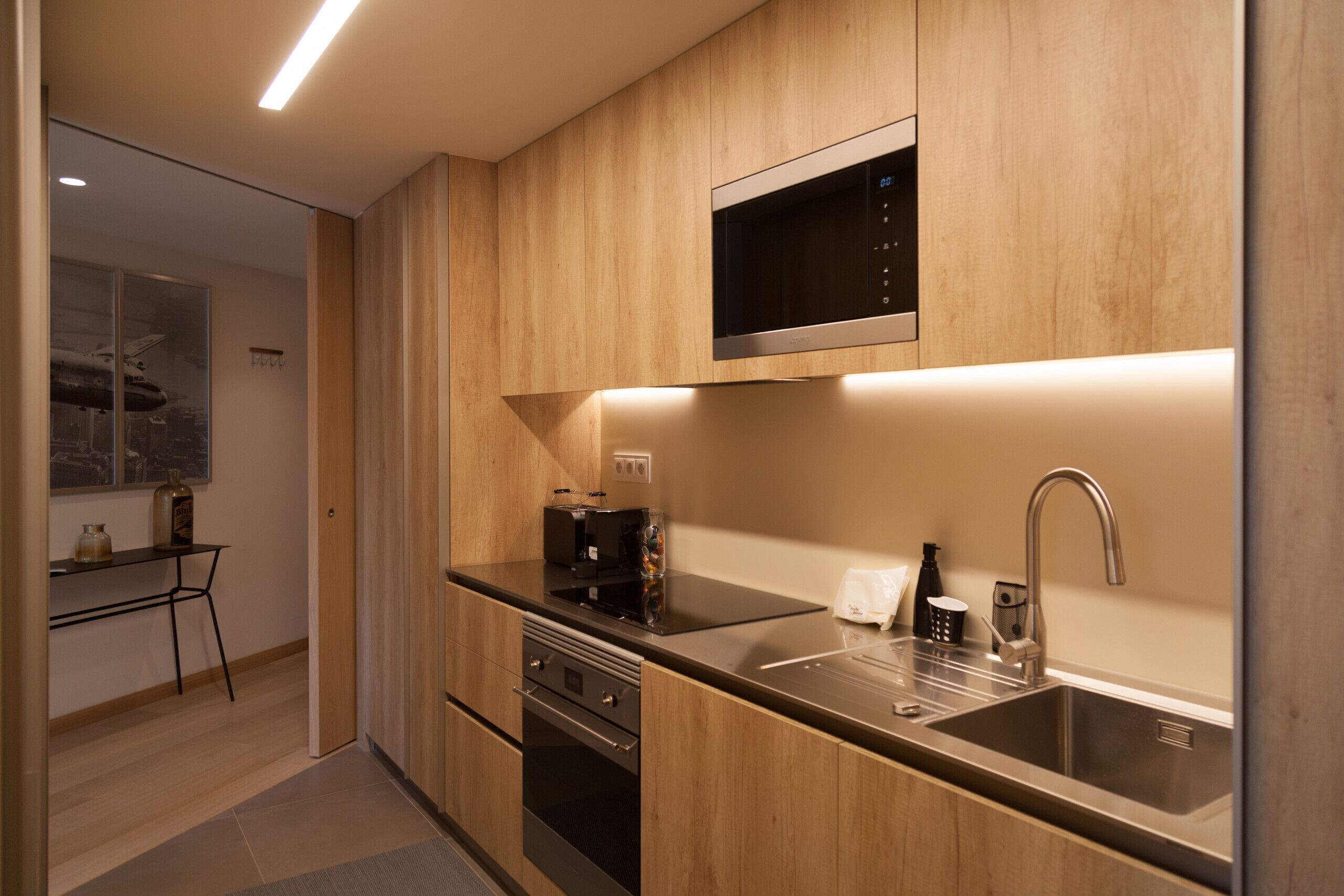 Een koelkast, een magnetron, een oven, een vaatwasser