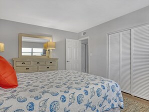 2 bedrooms, free WiFi, bed sheets -  RIGHT ON THE BEACH!!  Rockets and Cruise Ships! Kid and pet friendly, 2Br.   (Cocoa Beach)