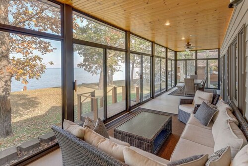 Amazing Beach, Great Three Season Porch!