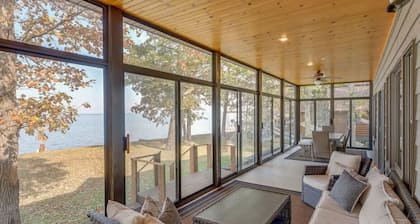 Amazing Beach, Great Three Season Porch!