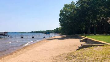 Rannalla, aurinkotuoleja, rantapyyhkeitä