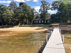 Rannalla, aurinkotuoleja, rantapyyhkeitä