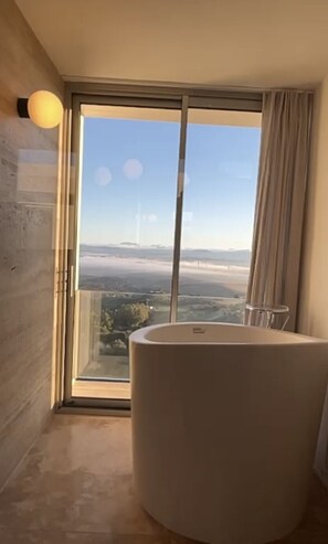 Chuveiro/banheira combinados, secador de cabelo, toalhas de banho 