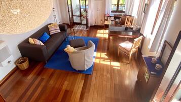 DVD player, livros, biblioteca musical, videoteca