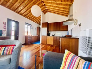 Reproductor de DVD, libros, biblioteca musical y videoteca