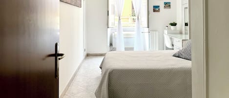 2 slaapkamers, een bureau, een strijkplank/strijkijzer, gratis wifi