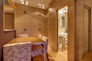 Regadera, secadora de cabello, toallas 