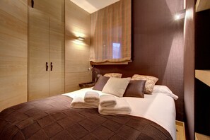 Tabla de planchar con plancha, wifi gratis y ropa de cama 