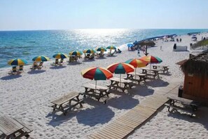 Beach nearby, sun loungers, beach towels