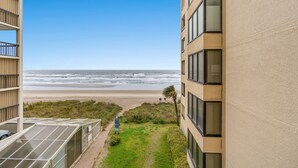 Un edificio moderno con vista a la playa.