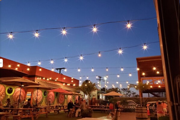 Outdoor dining - Coral Hammock, tropical oasis less than 10 min to beach. (Melbourne)