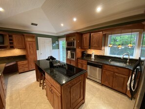 Fridge, microwave, oven, stovetop - Coral Hammock, tropical oasis less than 10 min to beach. (Melbourne)