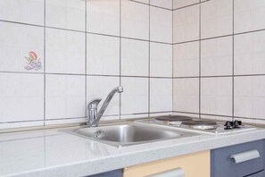 ثلاجة، موقد طهي مسطح، ماكينة لصنع القهوة/الشاي، مستلزمات طهي/أطباق/أوعية