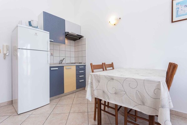 ثلاجة، موقد طهي مسطح، ماكينة لصنع القهوة/الشاي، مستلزمات طهي/أطباق/أوعية