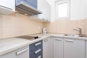 ثلاجة، ميكروويف، موقد طهي مسطح، ماكينة لصنع القهوة/الشاي