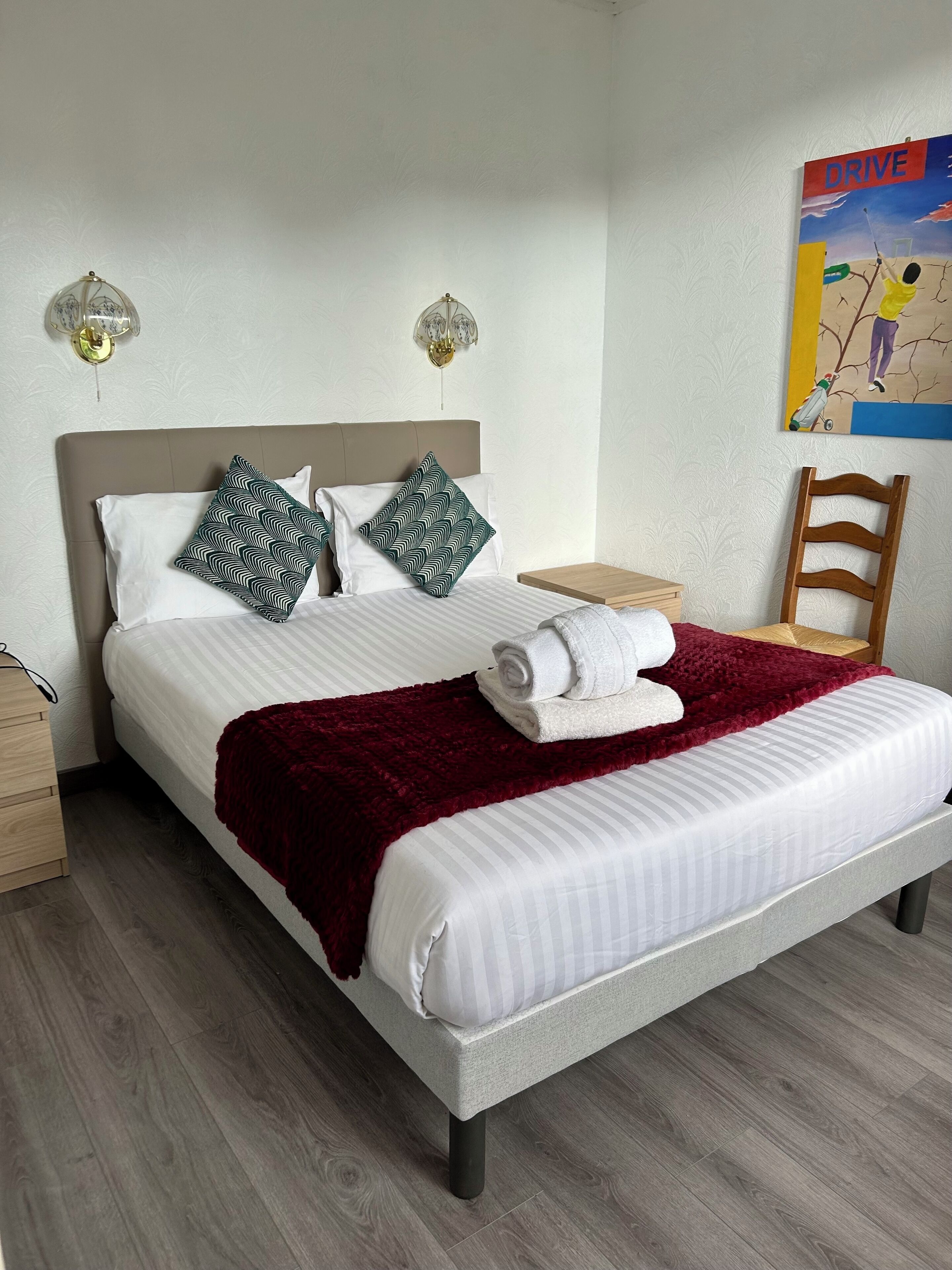 2 dormitorios, escritorio, tabla de planchar con plancha y cuna de viaje