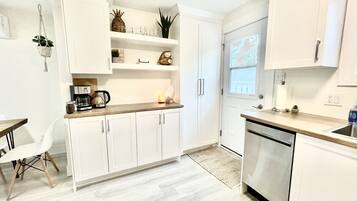 Køleskab, mikrobølgeovn, ovn, kogeplade