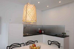 Geladeira, fogão, cooktop, lava-louças