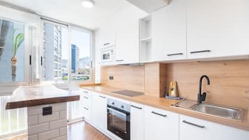 Een koelkast, een magnetron, een oven, een koffiezetapparaat/waterkoker