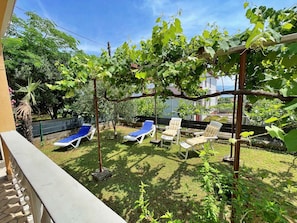 Property grounds - Holiday apartment with terrace and barbecue facilities (Šilo)